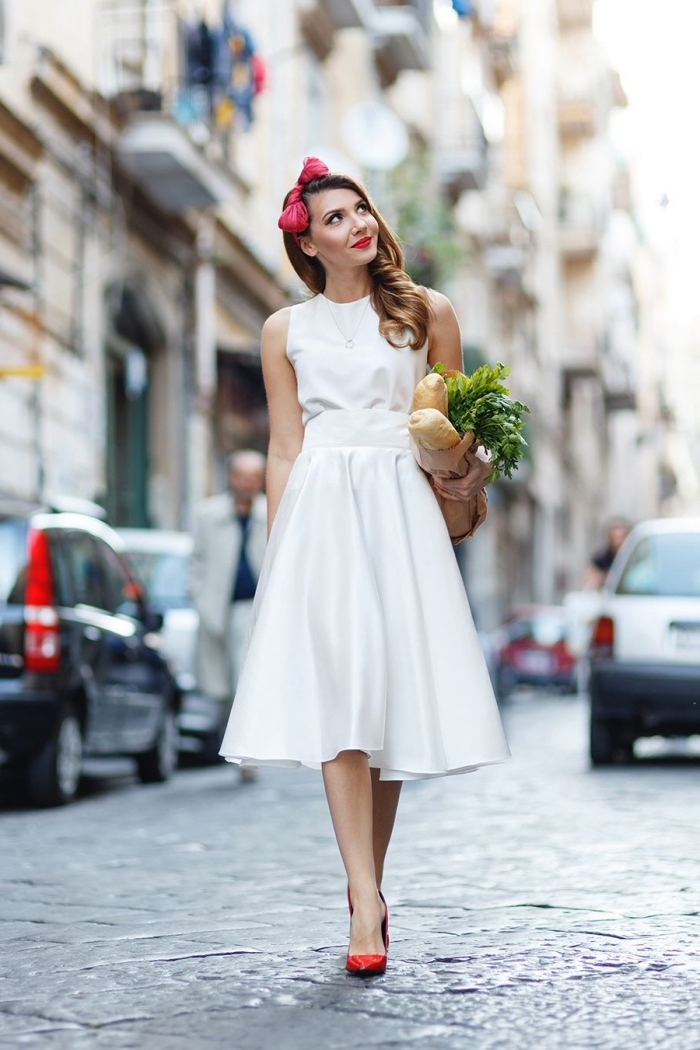 idée de robe cocktail blanche à longueur genoux accessoirisée avec chaussures et diadème cheveux en rouge