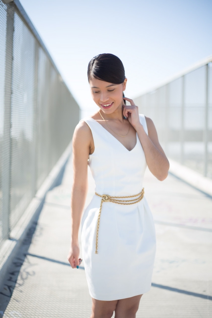 idée de robe de cérémonie femme chic de couleur blanche, exemple comment accessoiriser une robe blanche courte