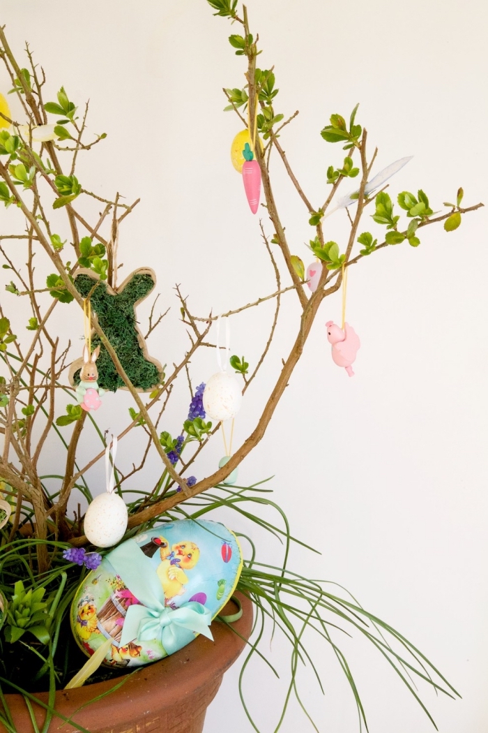 activité manuelle paques facile et rapide, idée comment décorer une plante pour la fête des Pâques avec ornements lapins et oeufs