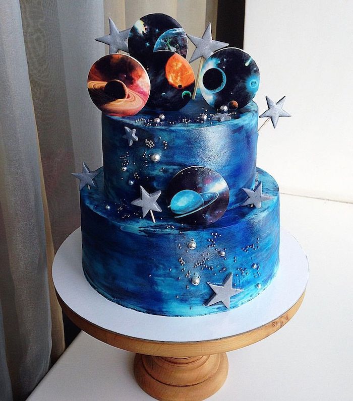 cake galaxy avec glacáge miroir bleu clair et bleu nuit avec deco pate à sucre étoiles grises et des planetes decoratives de sucre