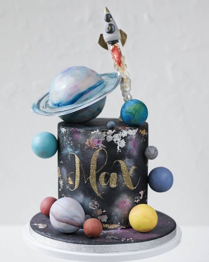 fusée et planetes cake pop pour decorer un gateau cake galaxy, decoratioin pour gateau original, theme anniversaire cosmique