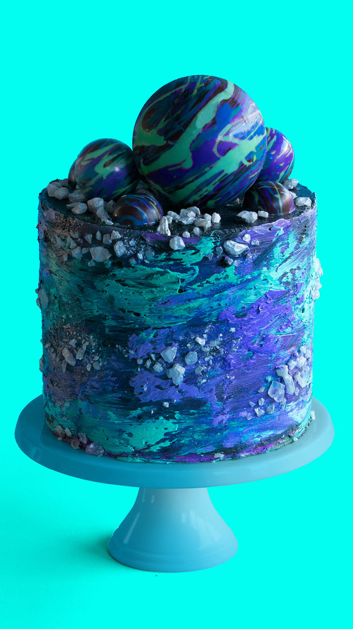cake pops maison imitation terre en bleu et vert pour decorer le top d un gateau vert, bleu nuit et violet et motif géode