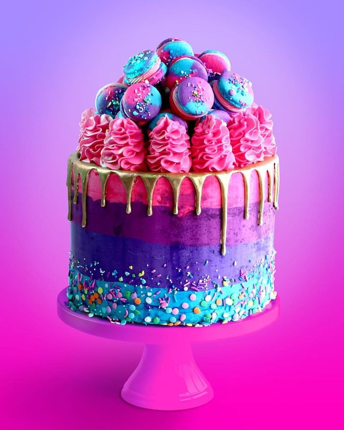 modele de gateau arc en ciel se couches de couleur or, violet, mauve et bleu et decoration glaçage or, macarons arc en ciel et creme au beurre rose
