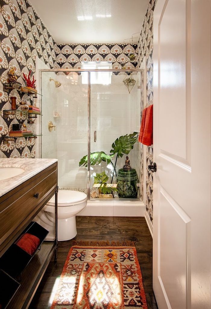 Papier peinte motif original, tapis oriental, salle de bain avec baignoire, idee salle de bain déco murale