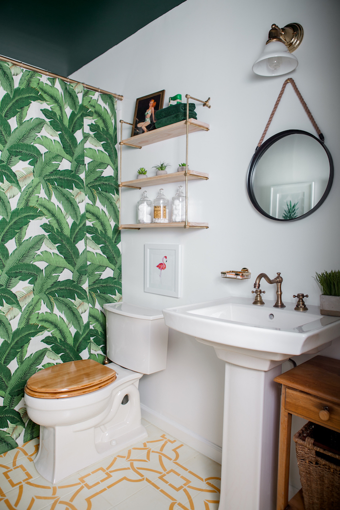 Rideau bain motif tropique feuilles vertes de banane, étagère bois et metal, mur salle de bain, comment décorer les murs de la salle de bains