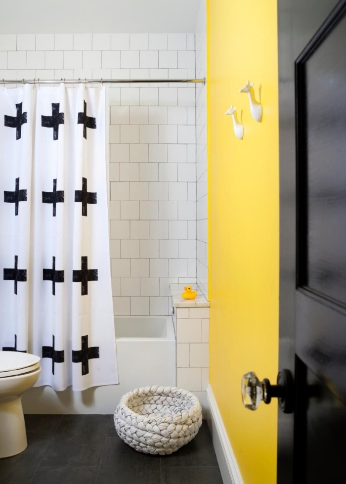 salle de bain contemporaine en blanc et nori avec pan de mur en jaune, idée déco petite salle d'eau pour enfant