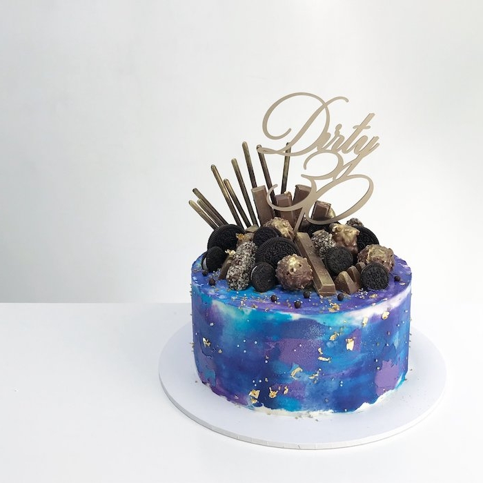 gateau anniversaire 30 ans adulte, biscuits et bonbons cake toppers pour decorer gateau à la crème au beurre violet, bleu et blanc