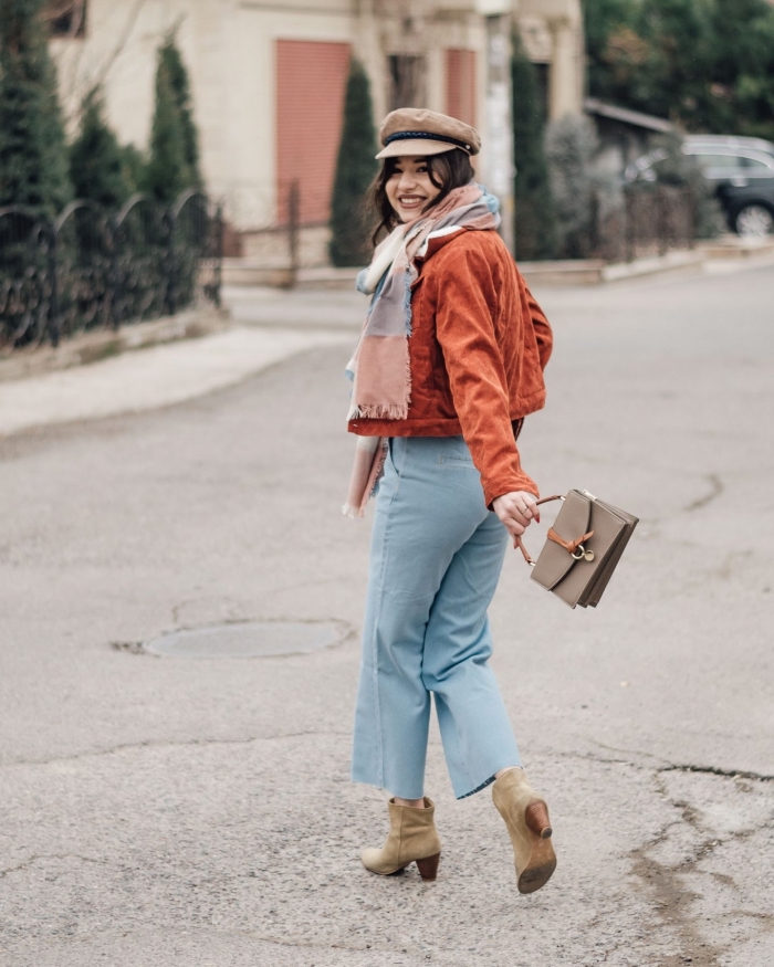 idée de déguisement année 70 pour un look causal chic femme facile, vision rétro style en jeans clair et veste suède