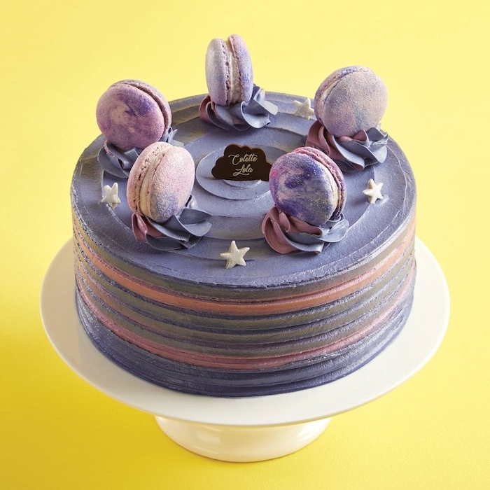 gateau simple et original theme anniversaire galaxie, decorer un gateau avec macarons et creme au beurre rose et violet