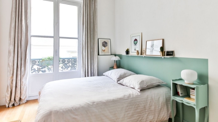 idée de tete de lit originale dans une chambre minimaliste aux murs blancs avec meubles de couleur vert pastel