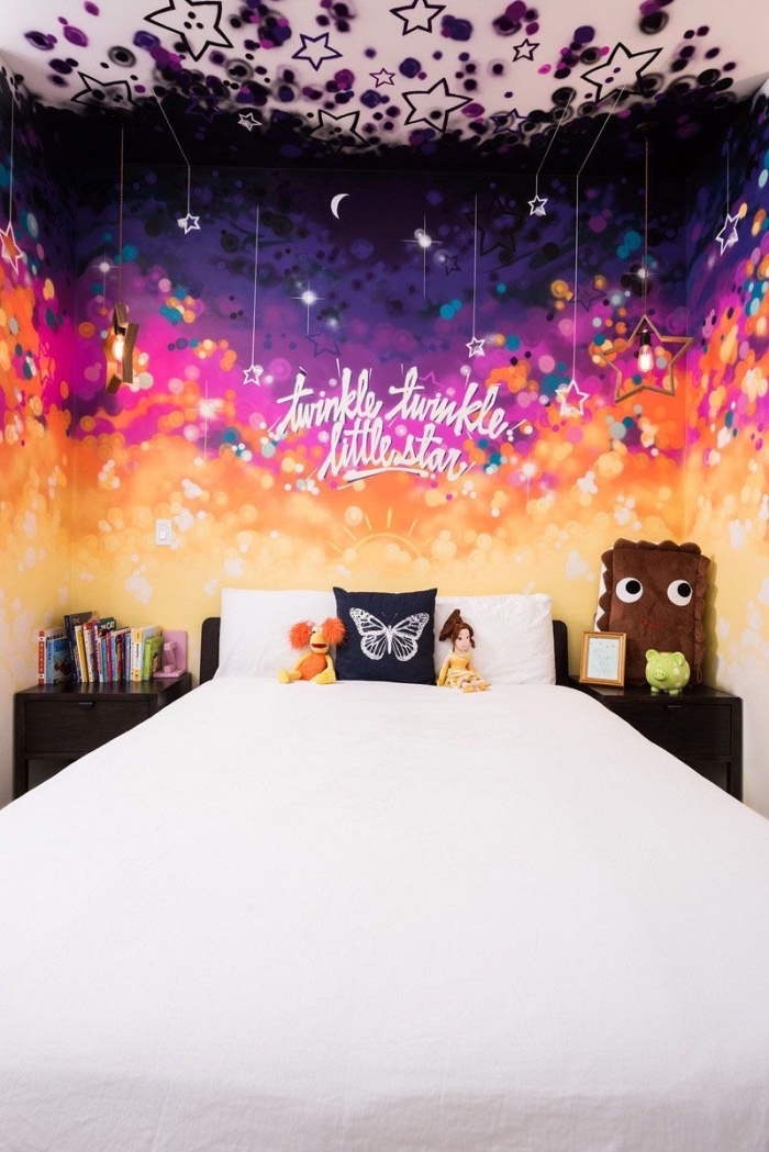 idée comment décorer une petite pièce d'enfant avec décoration murale originale, diy tete de lit en peinture multicolore