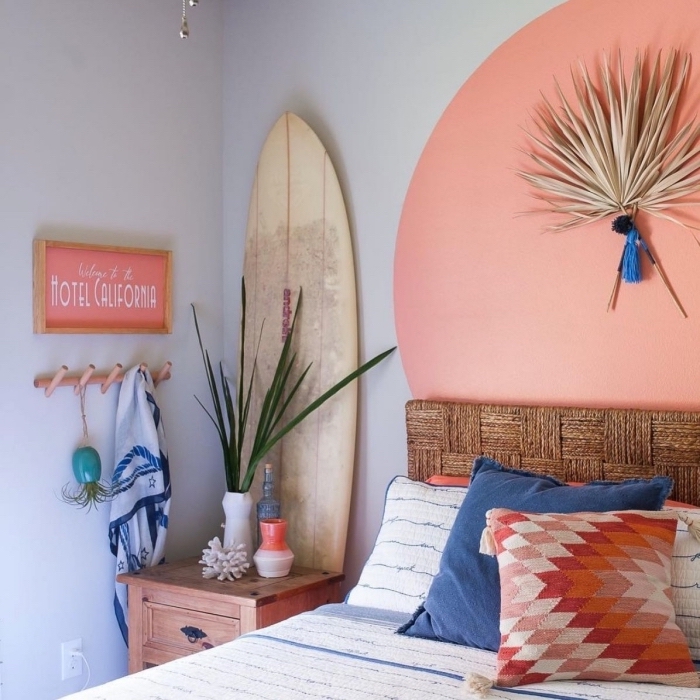 comment décorer une chambre ado sur le thème plage, fabriquer une tete de lit en peinture tendance 2020 nuance corail