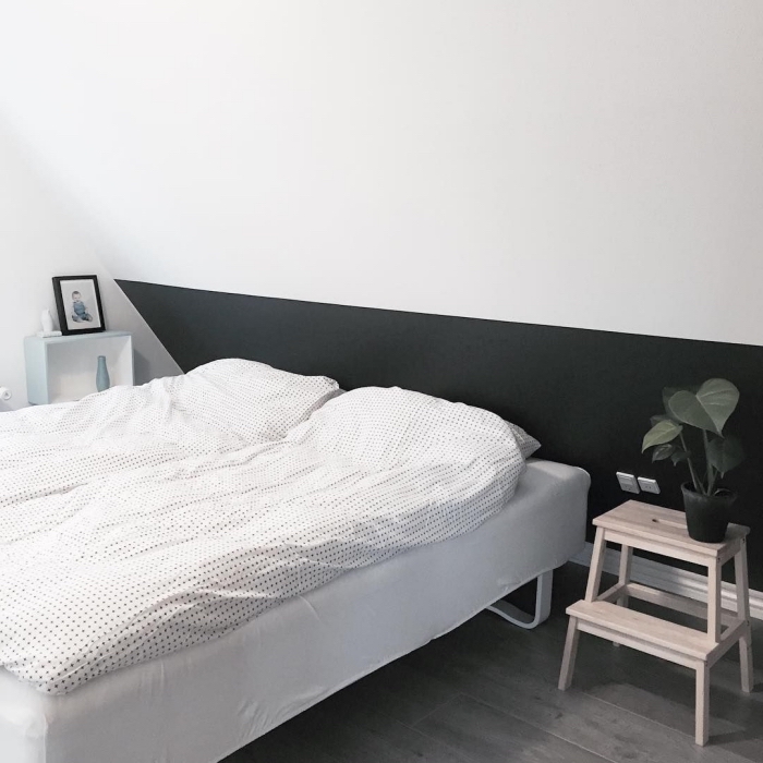 comment aménager une pièce sous combles moderne de style minimaliste, faire une tete de lit avec peinture murale foncée