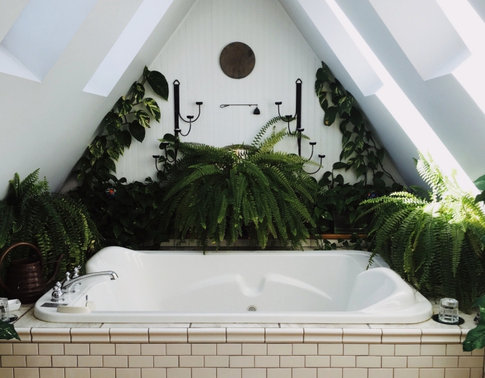 exemple comment aménager une petite salle de bain sous pente en couleur blanche avec déco plantes vertes