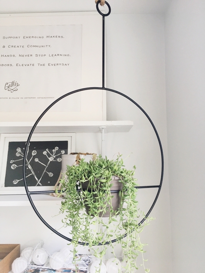 modèle de support pot de fleur en métal noirci de style industriel, idée design intérieur moderne avec plantes vertes