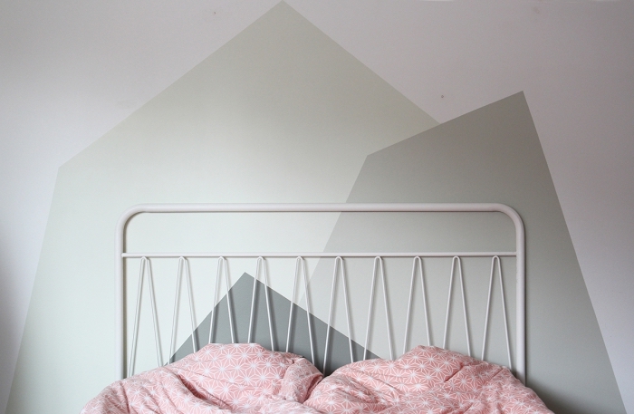 design intérieur moderne dans une chambre d'enfant de style minimaliste, idée tete de lit originale avec peinture de nuances vertes