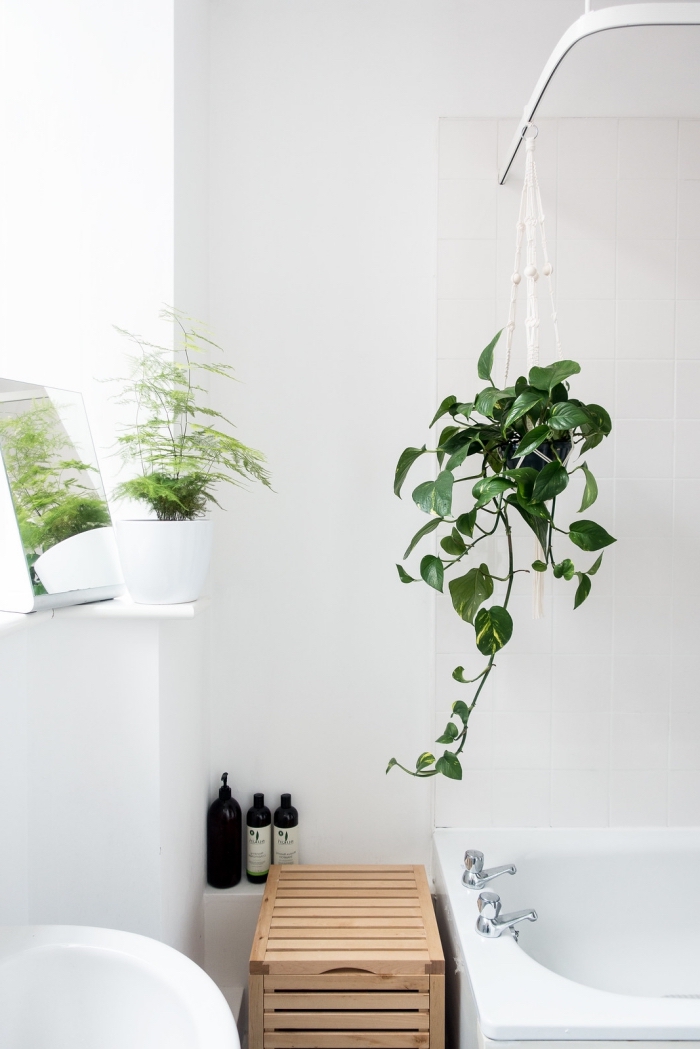 idée comment décorer une salle de bain à espace limité d'esprit minimaliste, plante pour salle de bain macramé