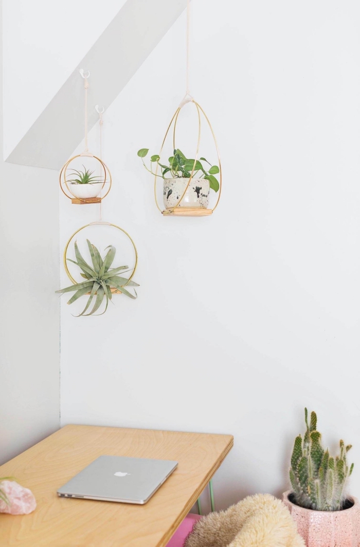 plante suspendue sur suspension en or, comment décorer son bureau à domicile de style bohème chic avec meubles bois et plantes