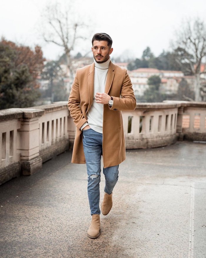 Manteau camel, jean bleu et pull blanc, comment bien s'habiller classe, tenue homme chic casual