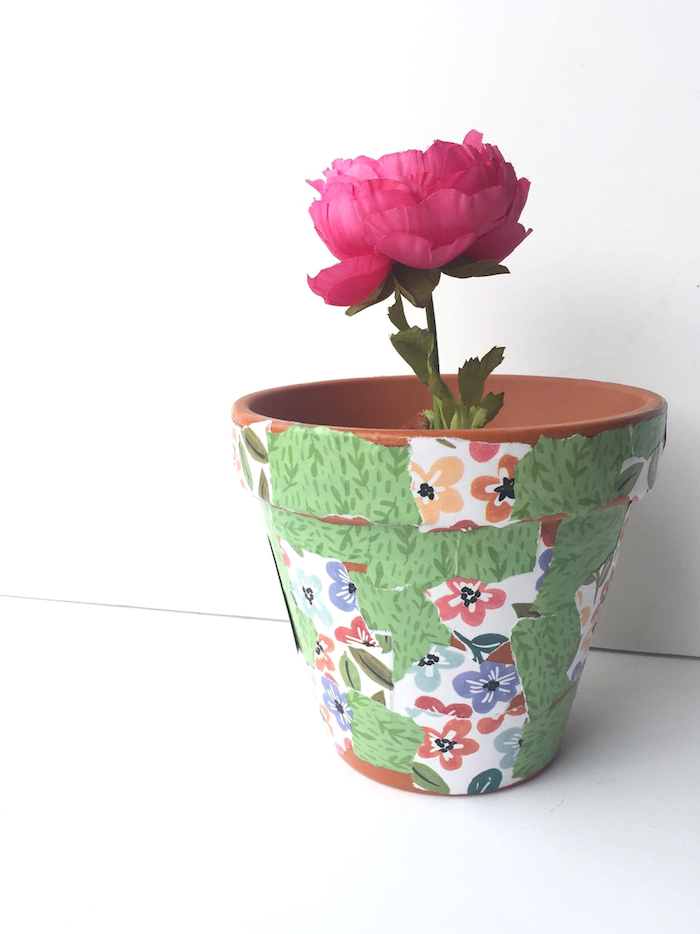 decopatch peices de papier motif floral sur pot de fleur de terre, comment customiser des pots de fleurs