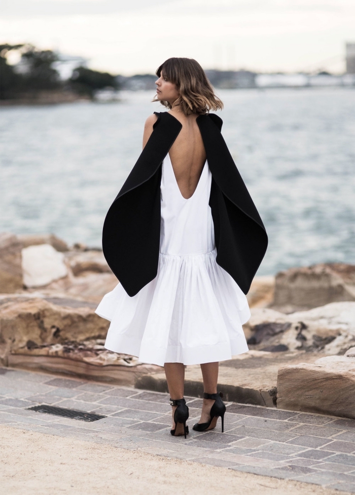 exemple de robe de soirée chic et tendance de couleur blanche et noire à dos ouvert combinée avec chaussures hautes