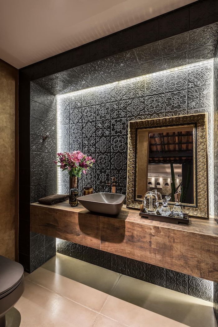 Mur noir carrelage style mediterranean, miroir doré, modele de salle de bain tendance, toilettes et bains moderne