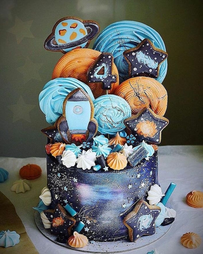 exemple gateau anniversaire enfant garcon de 4 ans, galaxy cake décoré de biscuits, meringues et autres friandises à motif galaxie, cosmos