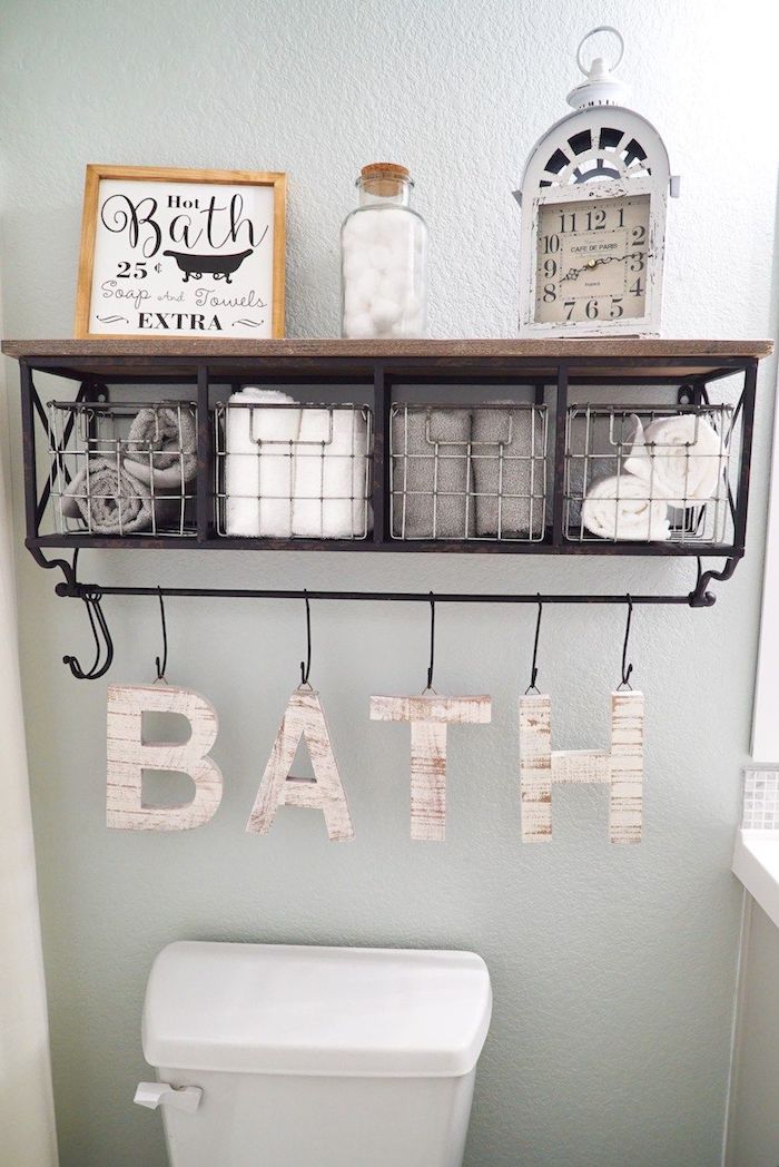 Étagère salle de bain deco, inspiration salle de bain avec baignoire, rangement joli écriteau bath lettres en bois