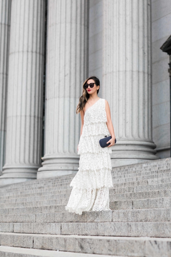 exemple de robe de soirée chic et tendance longue avec volants et col asymétrique, idée accessoires pour une tenue blanche
