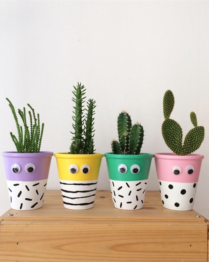 recyclage gobelets de papier repeints de peinture avec des yeux mobiles avec des cactus a l interieur, bonhomme en pot de fleur