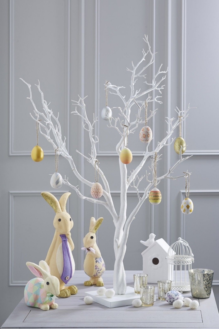 bricolage paques facile à réaliser soi-même, modèle d'arbre minimaliste en branches peintes en blanc et décorés d'oeufs