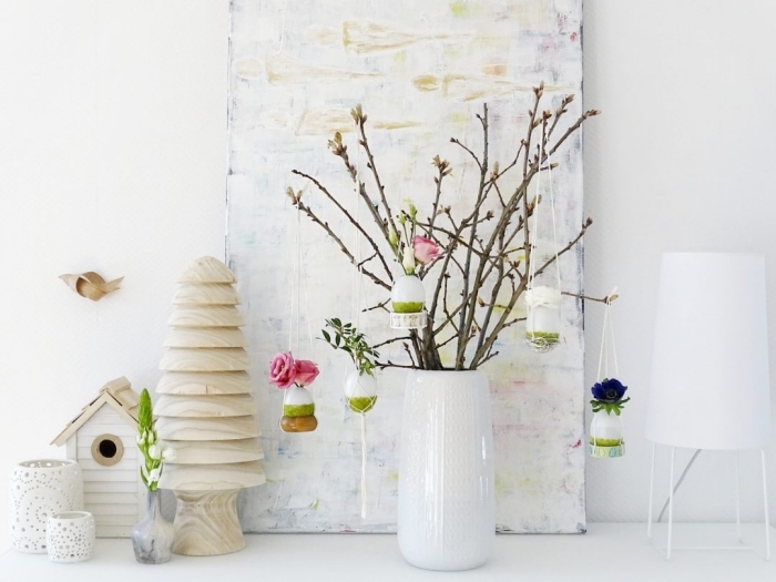 bricolage de paques pour adultes, exemple comment faire une jolie décoration pour la fête des Pâques avec bouquet de branches