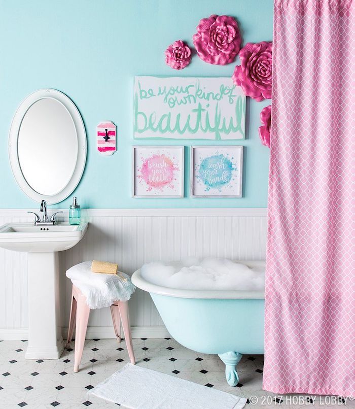 Mur bicolore blanc et bleu claire, rideau rose et roses plastiques sur le mur, décoration murale salle de bain, inspiration salle de bain