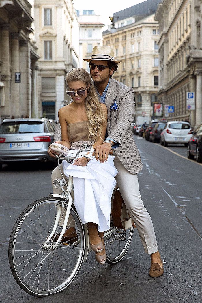 Couple sur bicyclette tenue casual beige et blanc, comment devenir plus élégant homme classe
