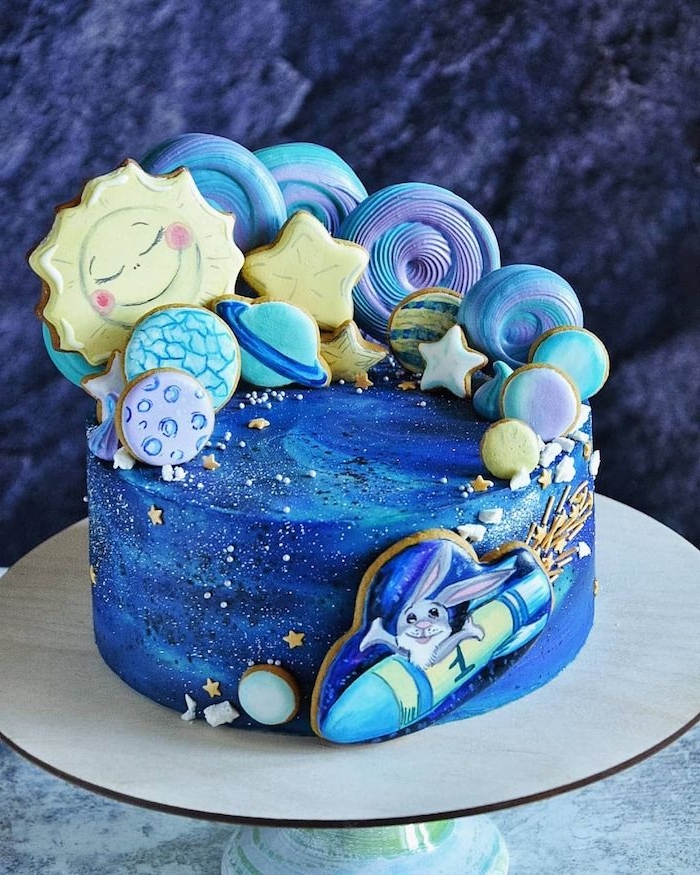 comment faire un gâteau d anniversaire enfant garçon, decoration biscuits imitant les planetes du systeme solaire, napage bleu imitation espace