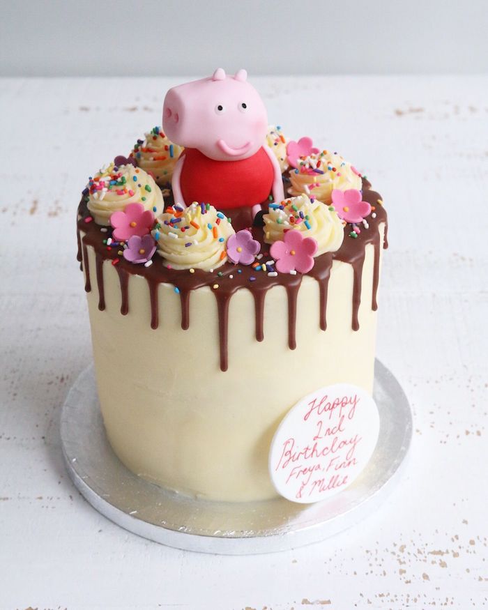 Chocolat fondant sur le gateau haut avec figurine de cochon en top, image gateau anniversaire, gâteau peppa pig en ganache
