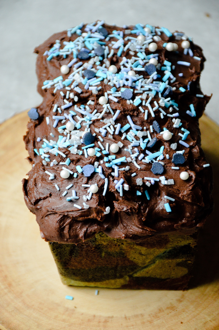 petit gateau pour le gouter anniversaire au chocolat avec nappage chocolat et billes et vermicelles de sucre en bleu et blanc