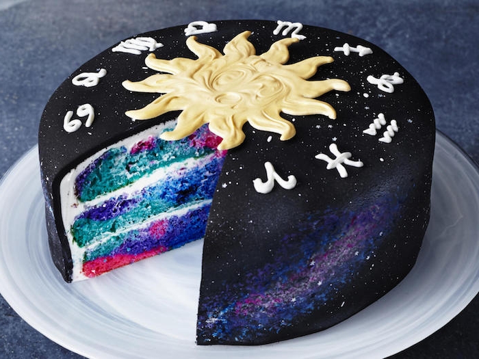gateau zodiacal theme galaxie mystique avec des couches arc en ciel colorées et pate a sucre noire, soleil en creme
