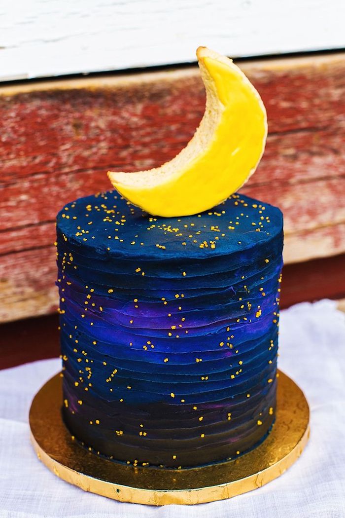 gateau au chocolat anniversaire avec deco creme au beurre en marron, volet et bleu nuit et de petites touches de jaune, deco cake topper en forme de lune