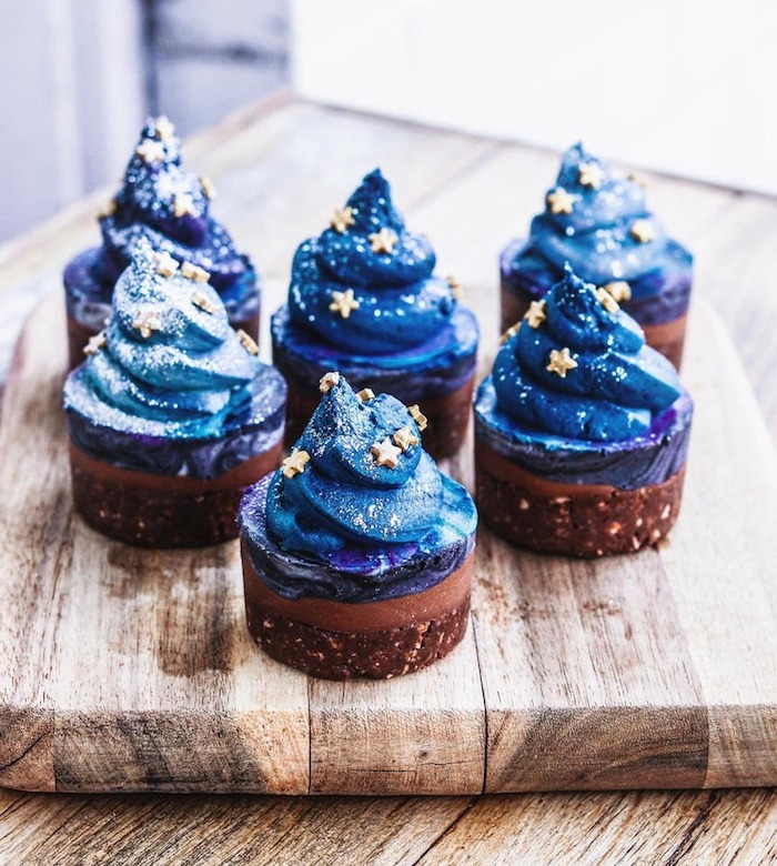 cucpakes sans gluten avec base de chocolat et decoration cupcake original creme au beurre violet et bleu et étoiles comestibles jaunes