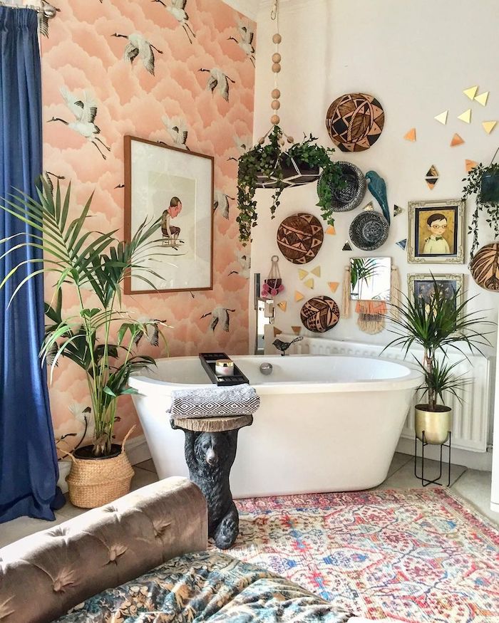 Deux murs différentes, papier peinte rose, mur peinture blanche décoré de différent éléments exotiques, les plus belles salles de bain, inspiration salle de bains moderne