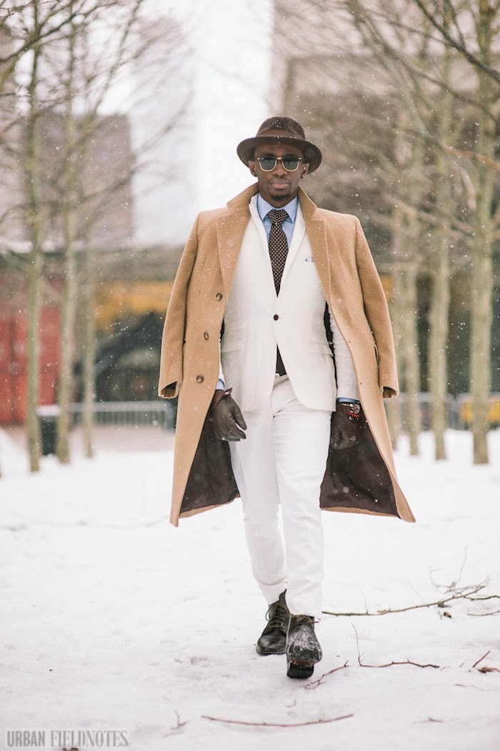 Homme tenue hiver élégant costume blanc et manteau beige, comment bien s'habiller, tenue classe homme beauté neige