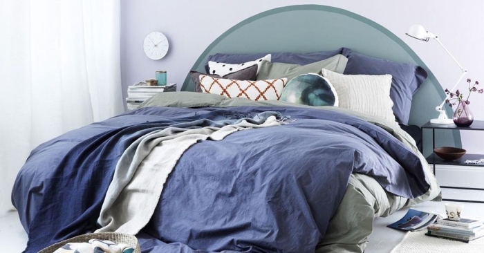 exemple comment décorer une pièce blanche avec accents en bleu et vert, fabriquer une tete de lit originale en couleur vert