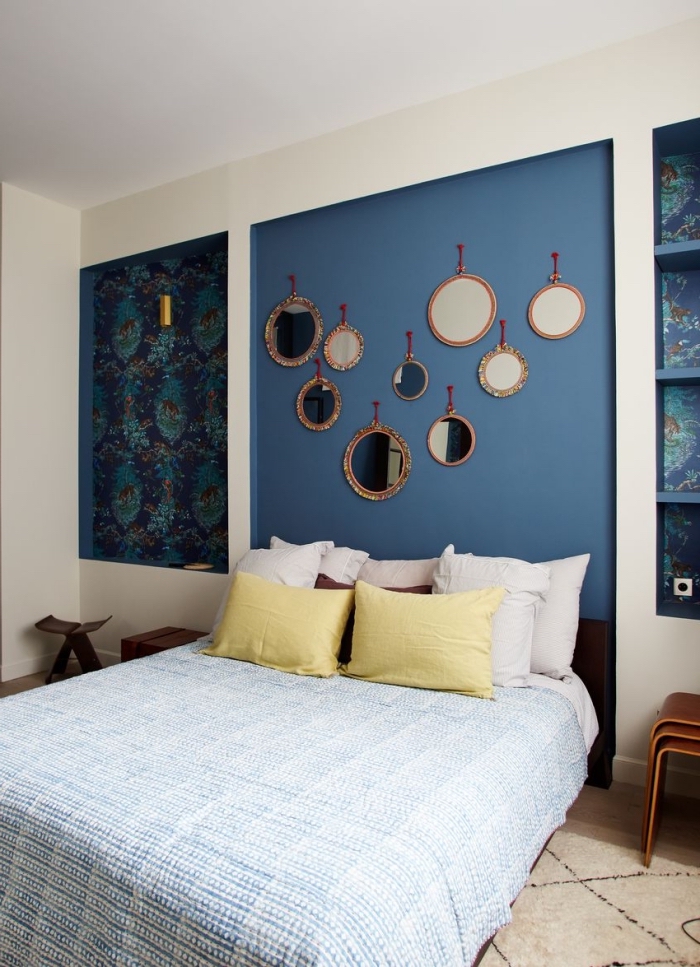 modèle de tete de lit a faire soi meme avec peinture bleue tendance 2020, design chambre adulte en blanc et bleu