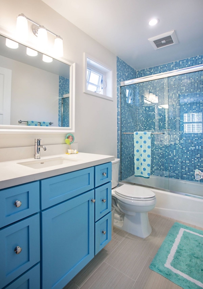 modele de salle de bain blanc et bleu avec sol gris, exemple comment décorer une salle d'eau pour enfants