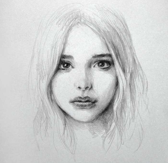 portrait dessin de fille au crayon avec cheveux en dégradé, des yeux expressifs, petit nez et bouche, dessin noir et blanc facile