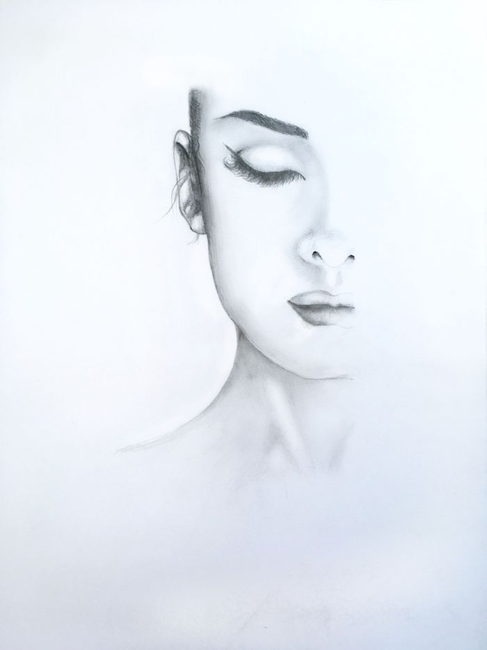 dessin noir et blanc au crayon, visage femme à moitié dessiné, des yeux fermés, petite bouche et nez retroussé