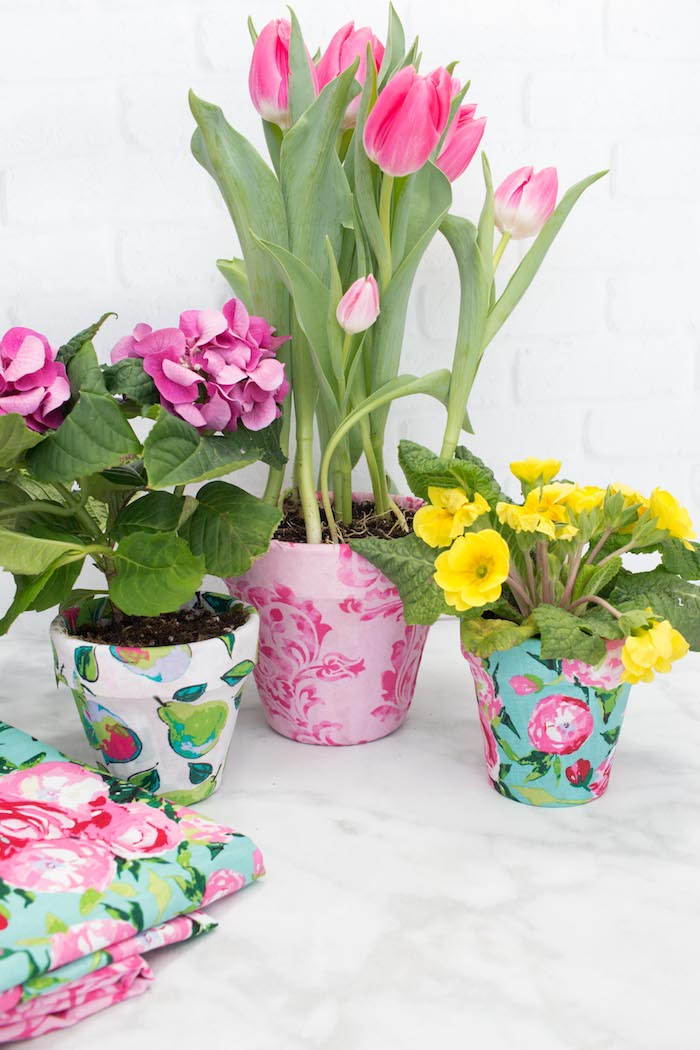 comment customiser un pot de fleur de motifs floraux en tissu appliqués sur le support, fleurs de printemps, bricolage printemps creatif
