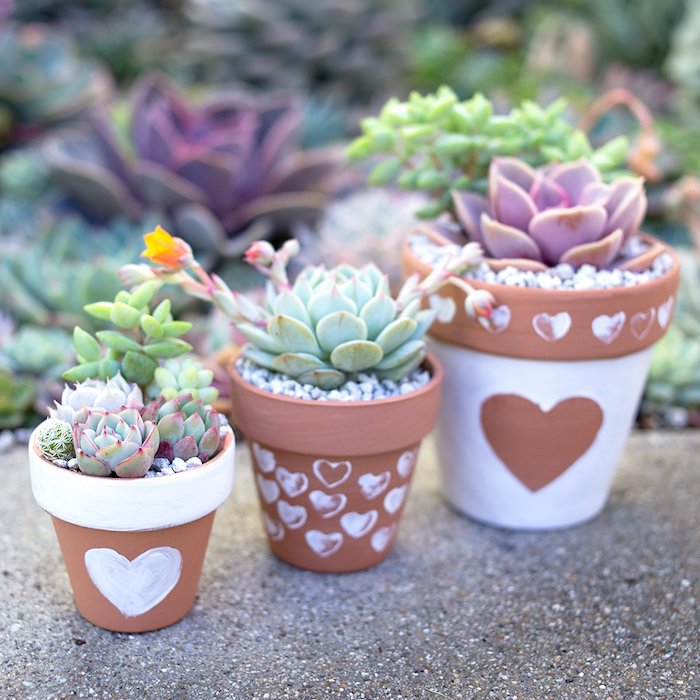 pots de fleurs repeint en blanc à motif coeur, idée comment customiser ses pots en terre cuite avec peinture