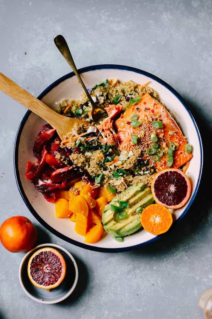 recette pavé de saumon avec salade et quinoa, pamplemousse, avocat, exemple repas du jour simple